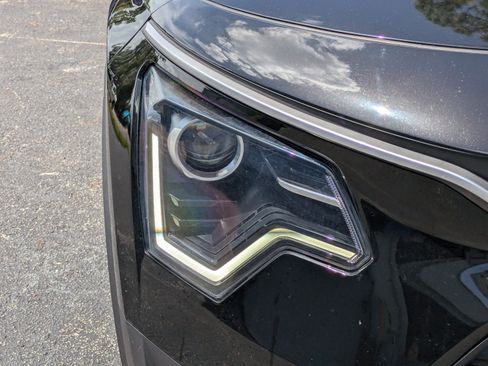 Certified 2023 Kia Niro EX FWD image 8