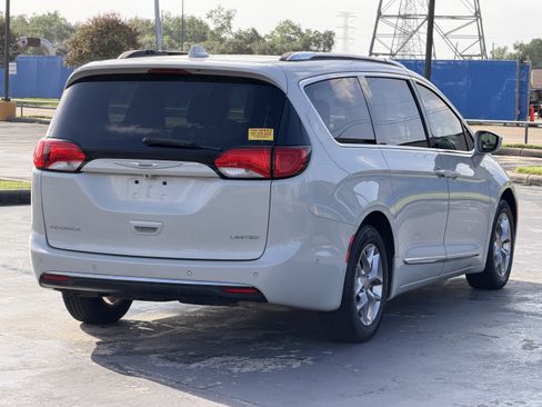 Used 2019 Chrysler Pacifica Limited w/ Advanced Safetytec Group FWD image 10