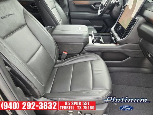 Used 2025 GMC Yukon Denali AWD/4WD image 15