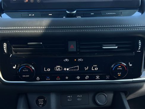 Used 2024 Nissan Rogue SL w/ SL Premium Package image 10