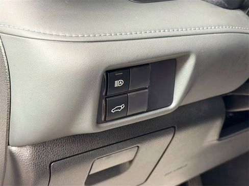 Used 2021 Toyota Highlander XLE image 10