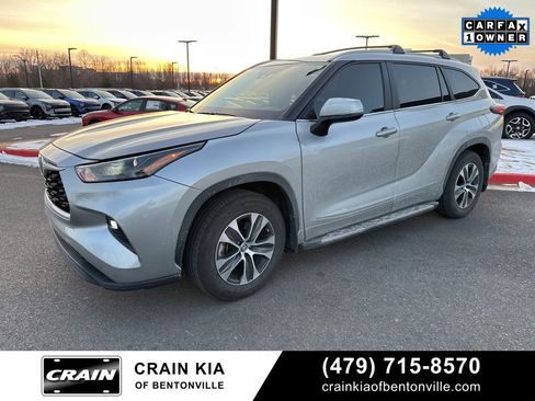 Used 2023 Toyota Highlander XLE image 2