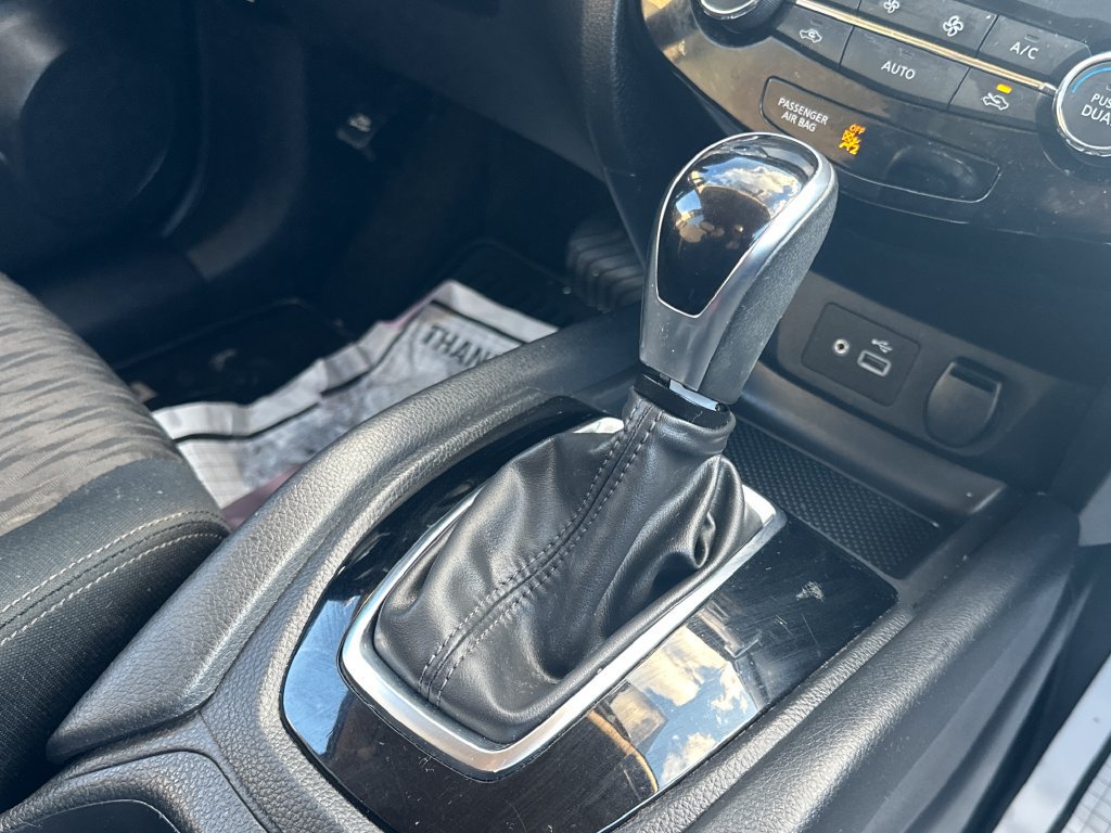 Used 2018 Nissan Rogue SV w/ Premium Package AWD/4WD image 16