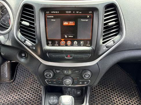 Used 2017 Jeep Cherokee Trailhawk w/ Comfort/Convenience Group AWD/4WD image 23