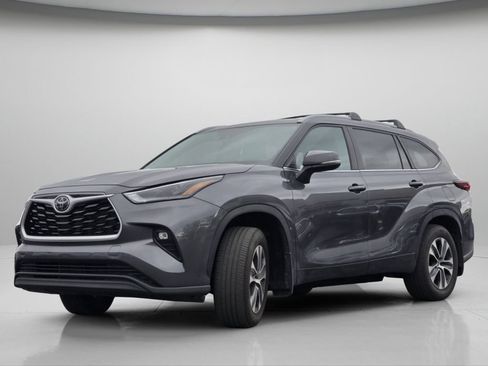 Used 2024 Toyota Highlander XLE AWD/4WD image 20