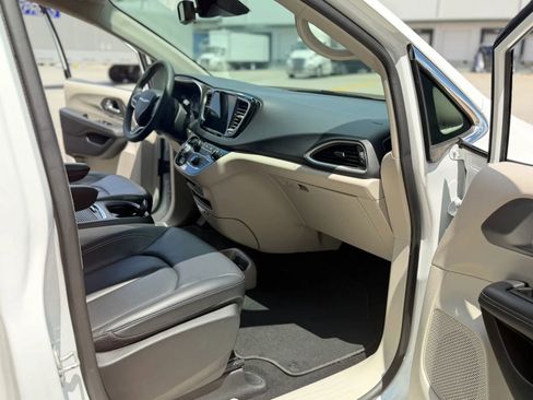 Used 2023 Chrysler Pacifica Touring-L FWD image 27
