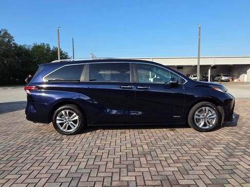 Used 2021 Toyota Sienna Limited image 12