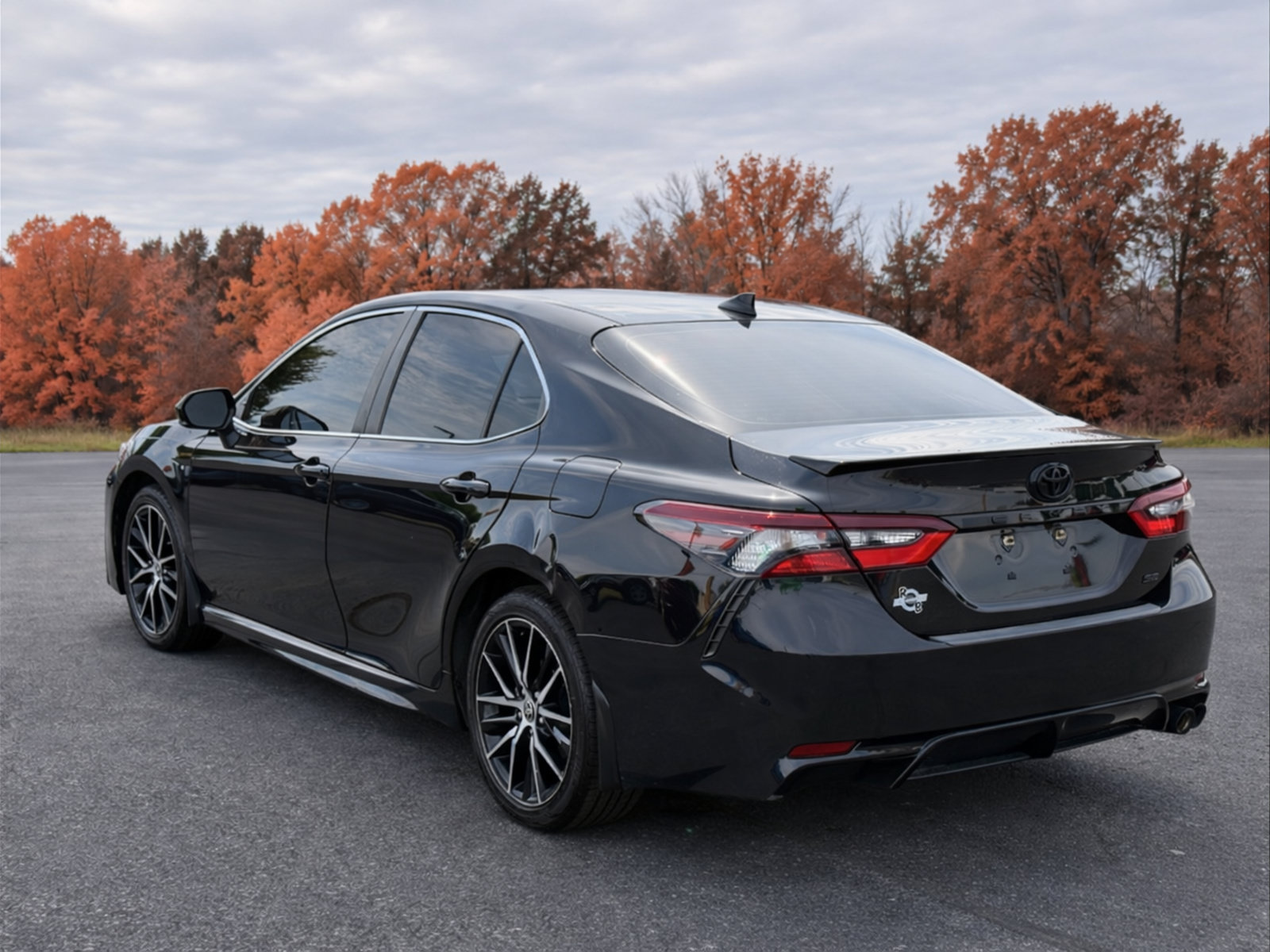 Used 2022 Toyota Camry SE w/ Convenience Package FWD image 6