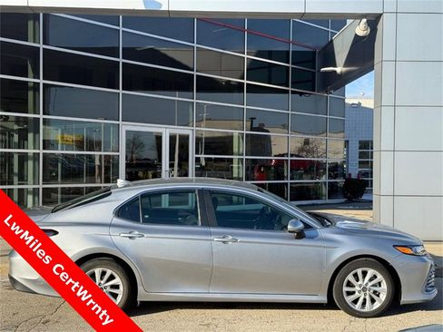 Used 2022 Toyota Camry LE image 2