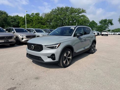 Certified 2026 Volvo XC40 B5 Plus AWD/4WD image 2
