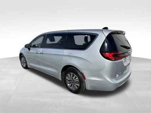 Used 2023 Chrysler Pacifica Touring-L FWD image 5