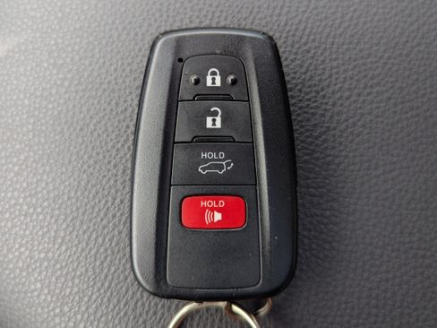 Used 2025 Toyota RAV4 XLE AWD/4WD image 22