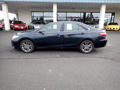 Used 2017 Toyota Camry SE image 2