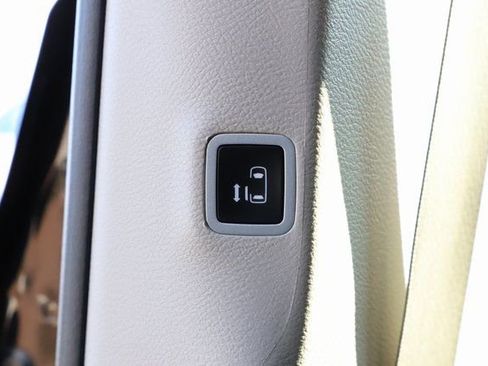 Used 2024 Chrysler Pacifica Limited image 23