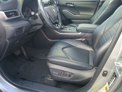 Used 2021 Toyota Highlander XLE image 9