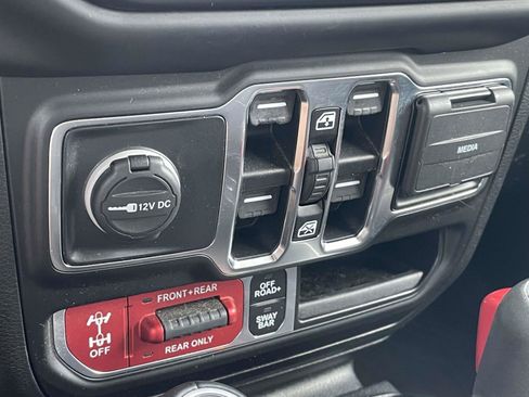 Used 2021 Jeep Gladiator Rubicon w/ Cold Weather Group AWD/4WD image 18