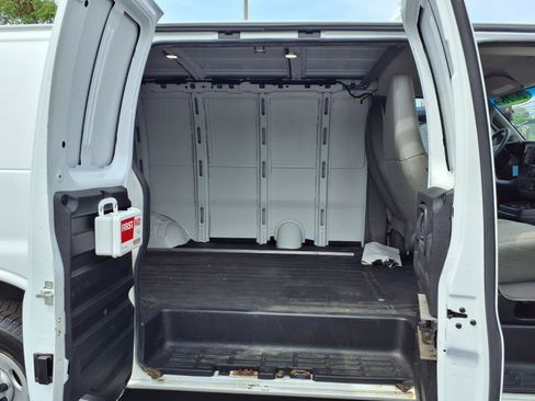 Used 2018 Chevrolet Express 2500 w/ Driver Convenience Package RWD image 18