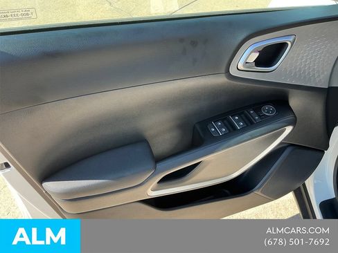 Used 2025 Kia Soul LX w/ LX Technology Package FWD image 11