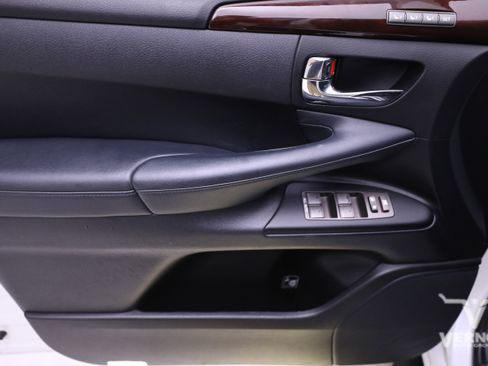 Used 2013 Lexus LX 570 4WD w/ Preferred Accessory Pkg image 18