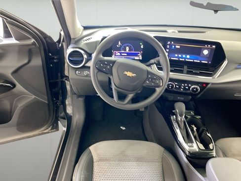 Used 2025 Chevrolet Trax LT FWD image 37