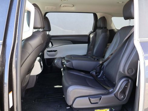 Used 2024 Kia Carnival LX FWD image 10