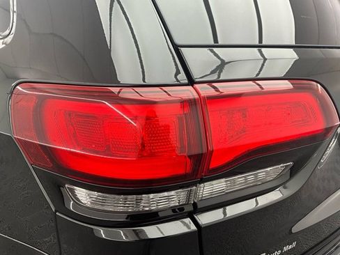 Used 2016 Jeep Grand Cherokee SRT image 25