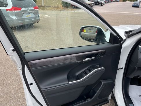 New 2026 Toyota Highlander Limited image 9