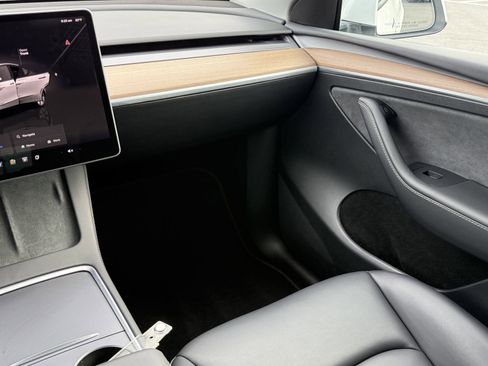 Used 2024 Tesla Model Y Long Range AWD/4WD image 18