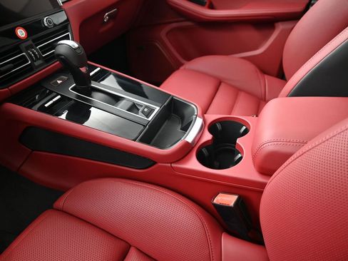 Certified 2026 Porsche Macan AWD/4WD image 22