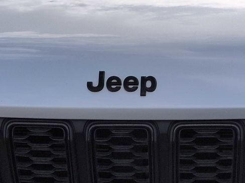 Used 2023 Jeep Grand Cherokee L Laredo image 11