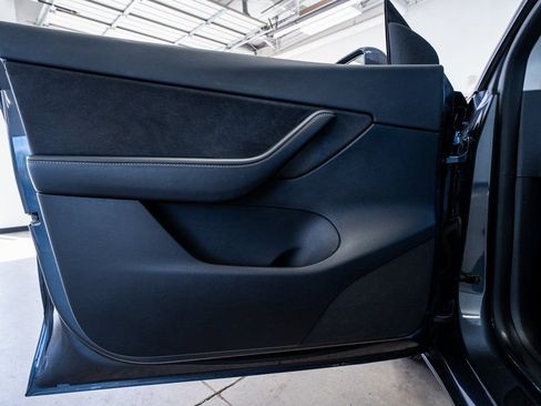 Used 2022 Tesla Model Y Long Range image 30