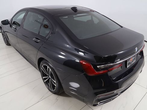 Used 2022 BMW 750i xDrive w/ M Sport Package image 31