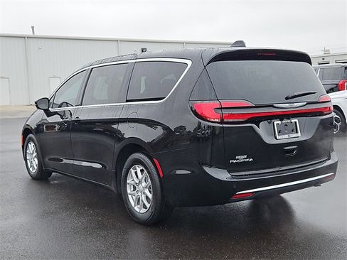 Used 2026 Chrysler Pacifica Select image 12