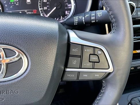 Used 2024 Toyota Highlander LE image 28