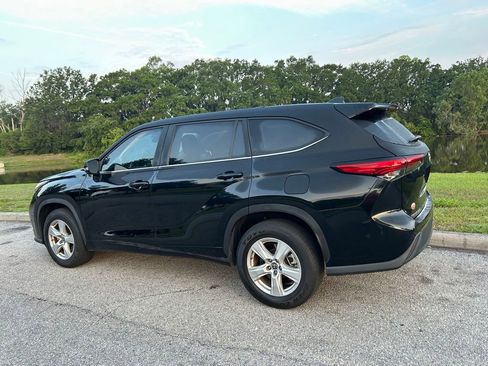 Used 2023 Toyota Highlander LE FWD image 4