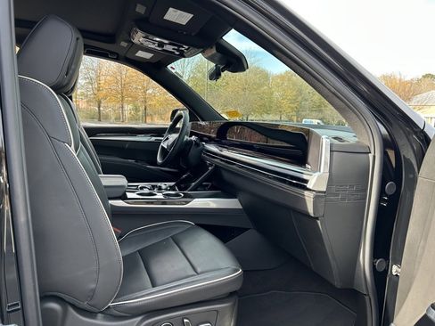 Used 2025 Cadillac Escalade ESV Premium Luxury image 44