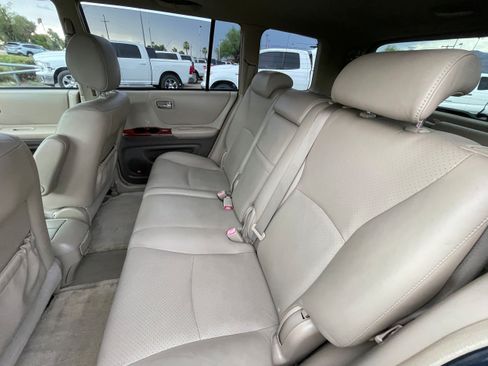 Used 2005 Toyota Highlander 2WD V6 w/ 3rd Row image 18