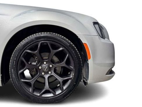 Used 2019 Chrysler 300 Touring w/ Sport Appearance Package image 8