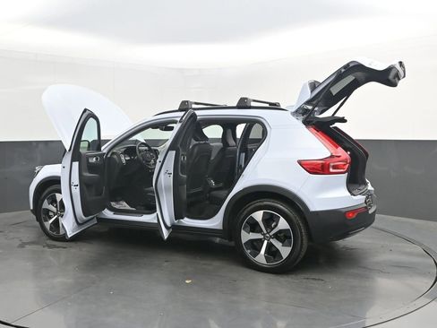 Certified 2025 Volvo XC40 B5 Plus AWD/4WD image 40