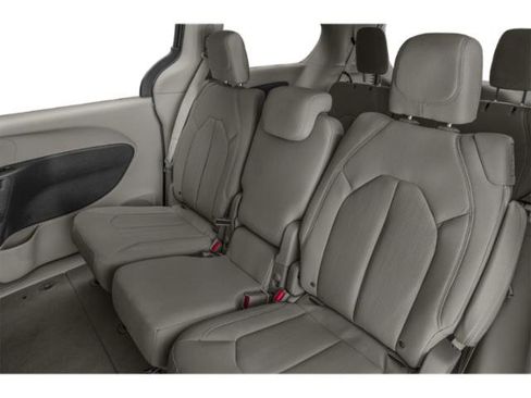 Used 2018 Chrysler Pacifica L FWD image 11