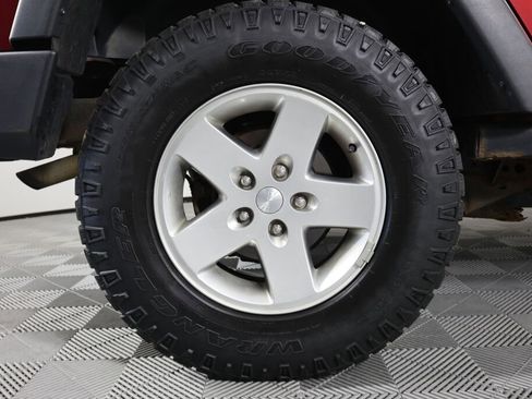 Used 2011 Jeep Wrangler Unlimited Rubicon AWD/4WD image 7