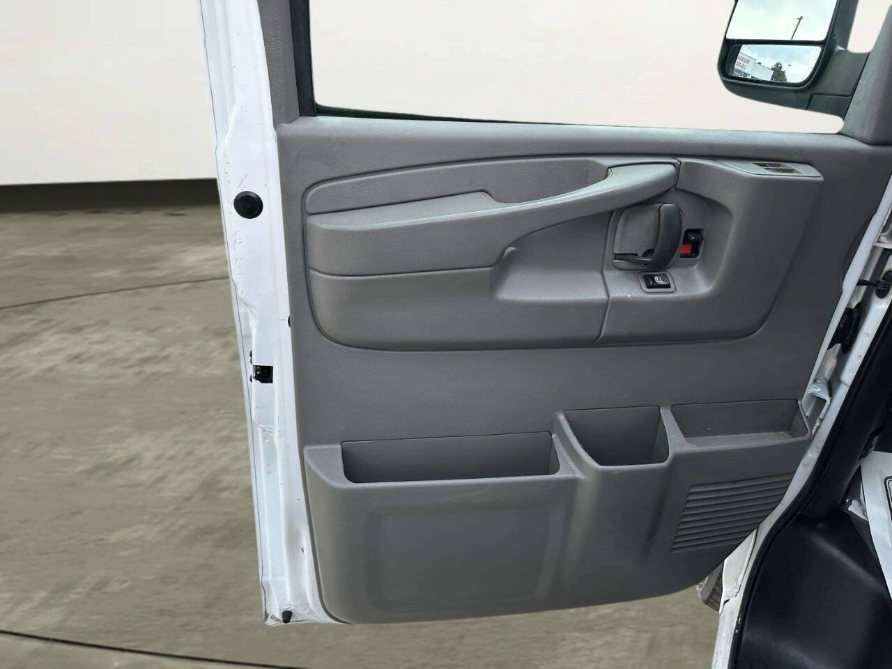 Used 2014 Chevrolet Express 2500 RWD image 12