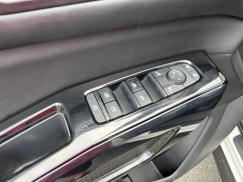 Used 2022 Nissan Pathfinder SV image 13