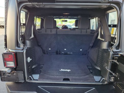 Used 2017 Jeep Wrangler Unlimited Rubicon w/ Cold Weather Group image 19