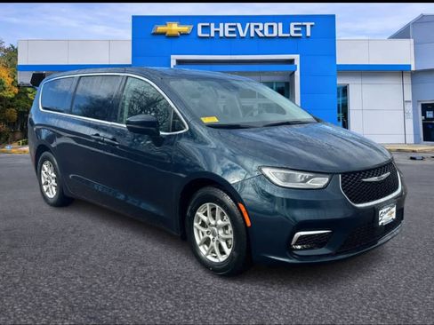 Used 2023 Chrysler Pacifica Touring-L image 3