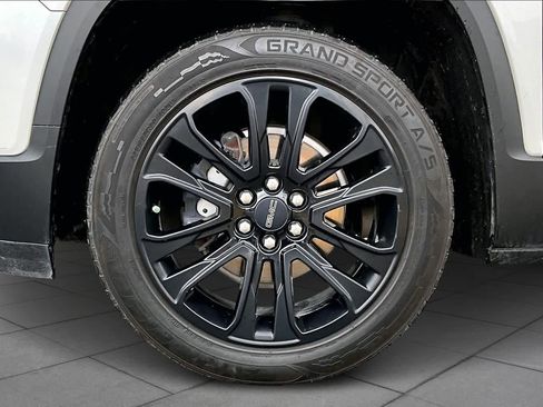 Used 2022 GMC Acadia SLT w/ Elevation Edition image 11