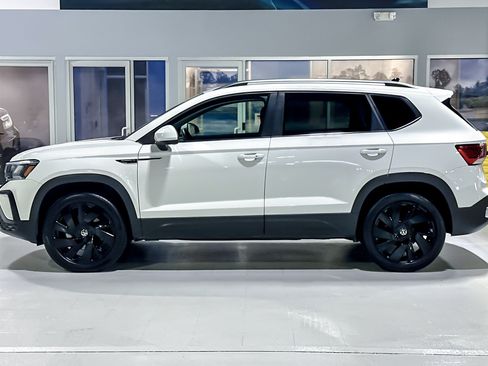 Used 2024 Volkswagen Taos SE w/ Black Wheel Plus Package AWD/4WD image 2