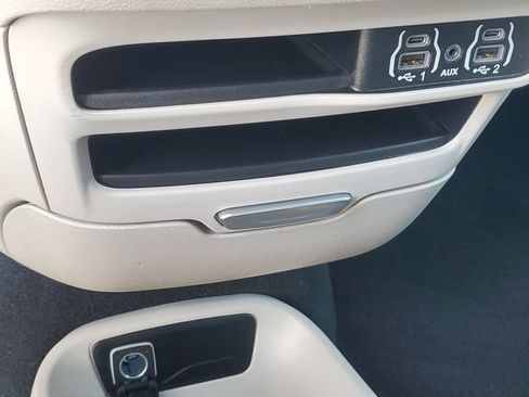 Used 2024 Chrysler Pacifica Touring-L FWD image 17