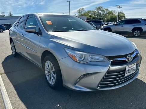 Used 2017 Toyota Camry LE image 3