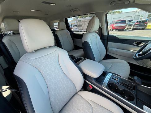 New 2026 Kia Carnival EX image 16